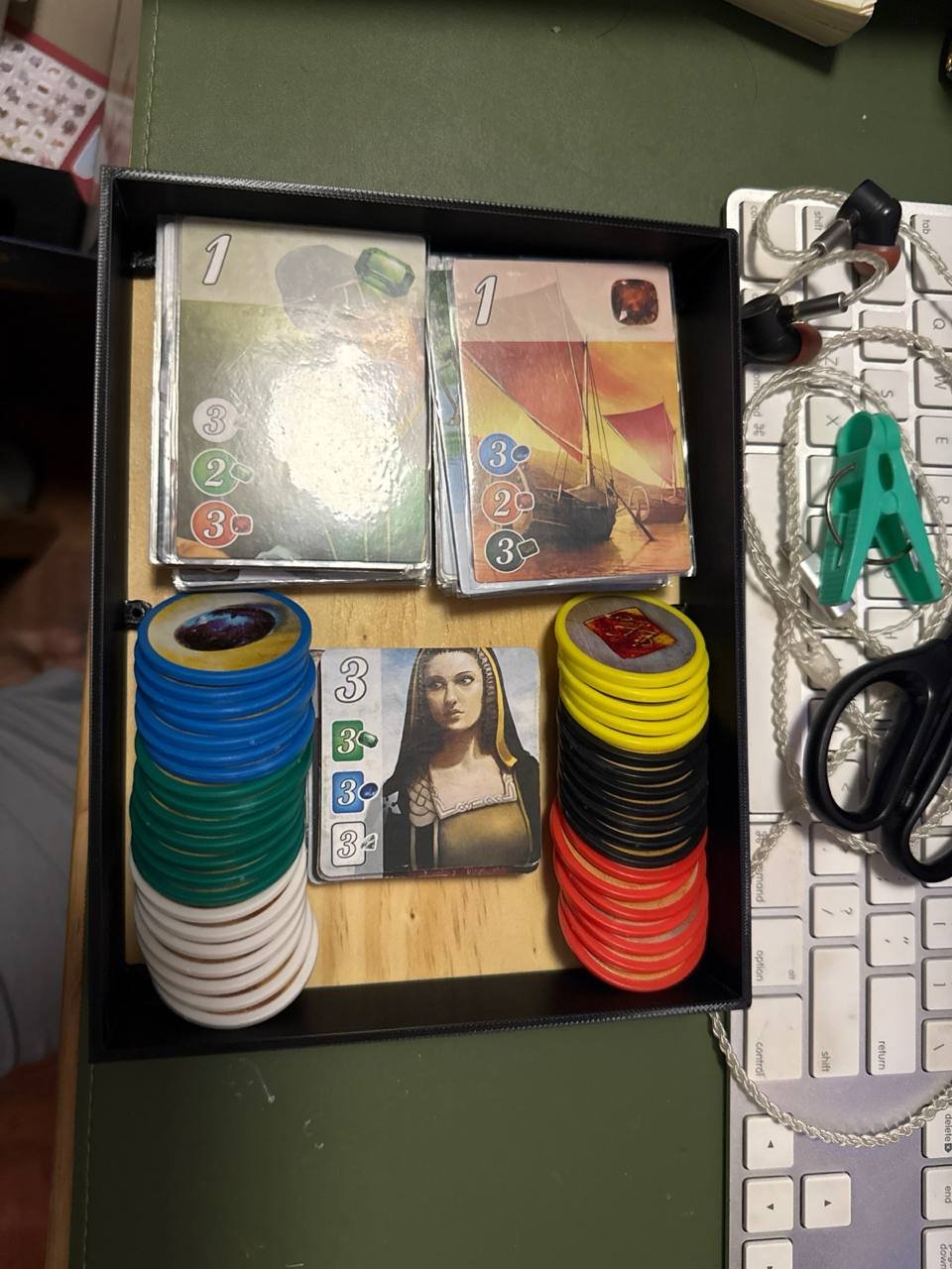 Splendor 收納盒 V1 實物：卡牌、籌碼、貴族板塊放入盒身測試
